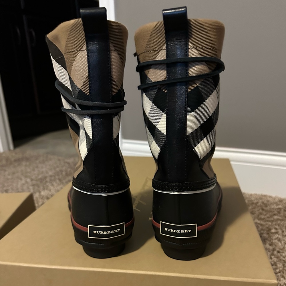 BRAND NEW Burberry mid calf rain boot in box - Picture 3 of 5